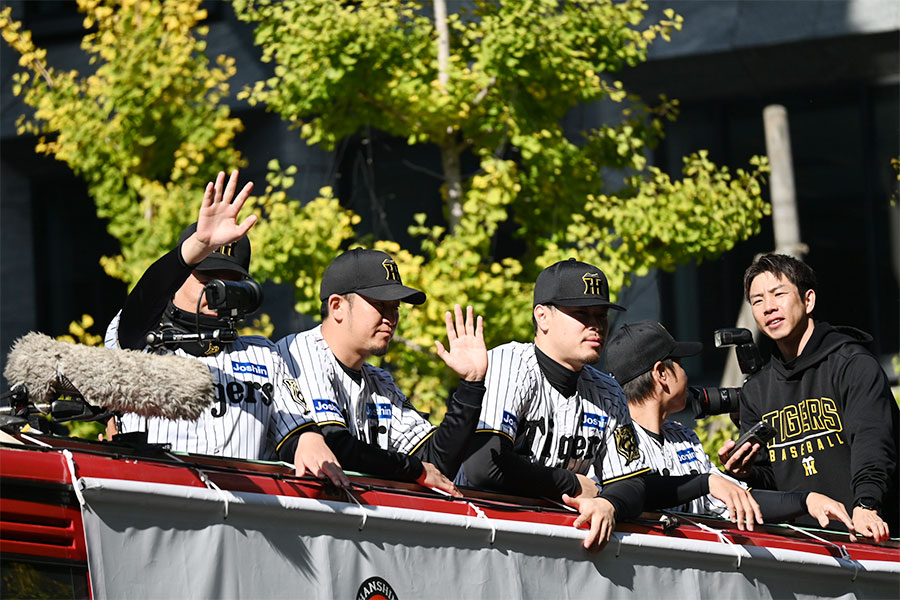 「阪神タイガースの優勝パレード2025」の様子(11月22日 Lmaga.jp撮影)