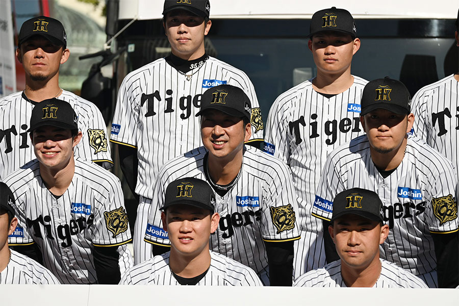 「阪神タイガース」藤川球児監督(中央、11月22日 Lmaga.jp撮影)