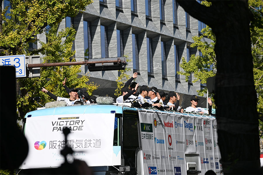 「阪神タイガースの優勝パレード2025」の様子(11月22日 Lmaga.jp撮影)
