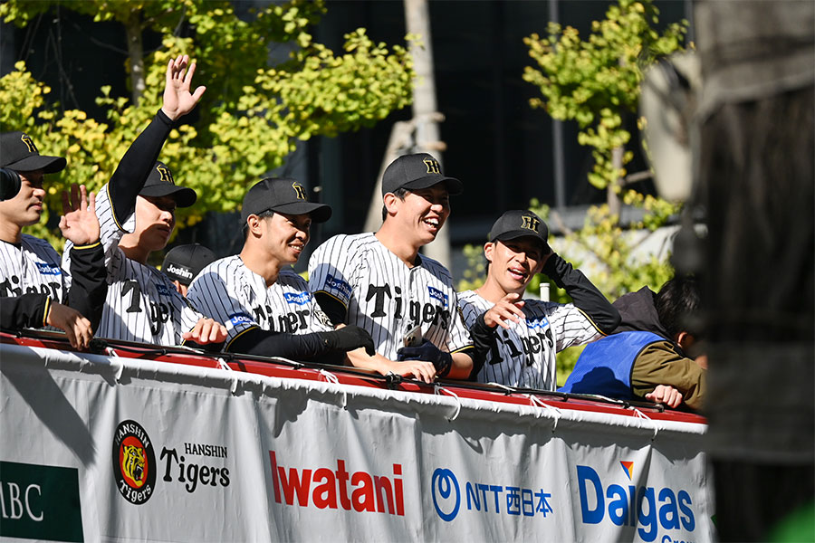 「阪神タイガースの優勝パレード2025」の様子(11月22日 Lmaga.jp撮影)