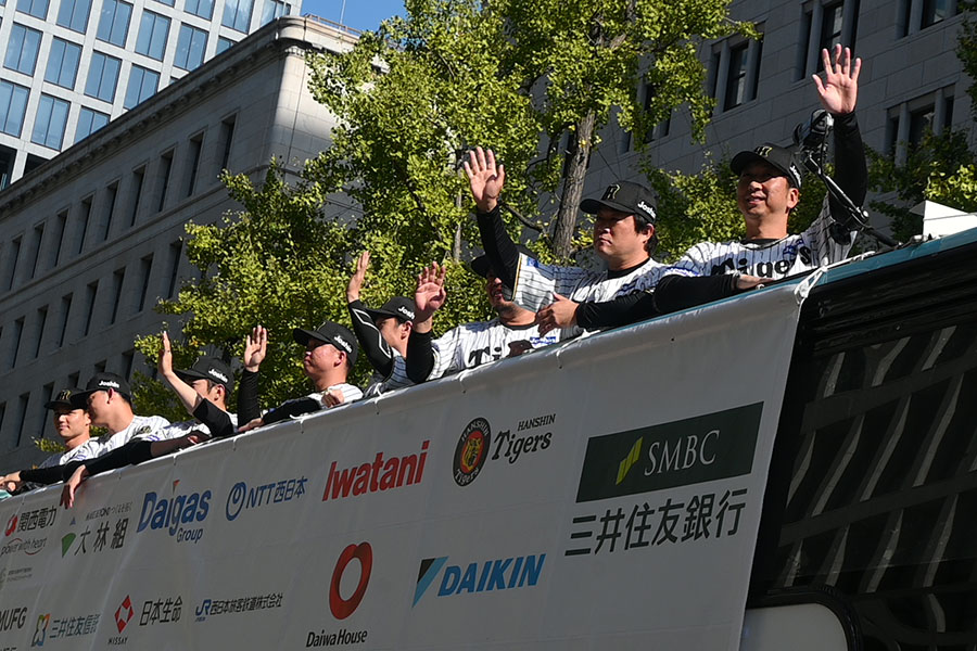 「阪神タイガースの優勝パレード2025」の様子(11月22日 Lmaga.jp撮影)
