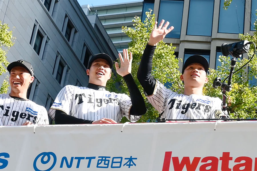 パレードで笑顔をみせる森下翔太ら(11月22日 Lmaga.jp撮影)