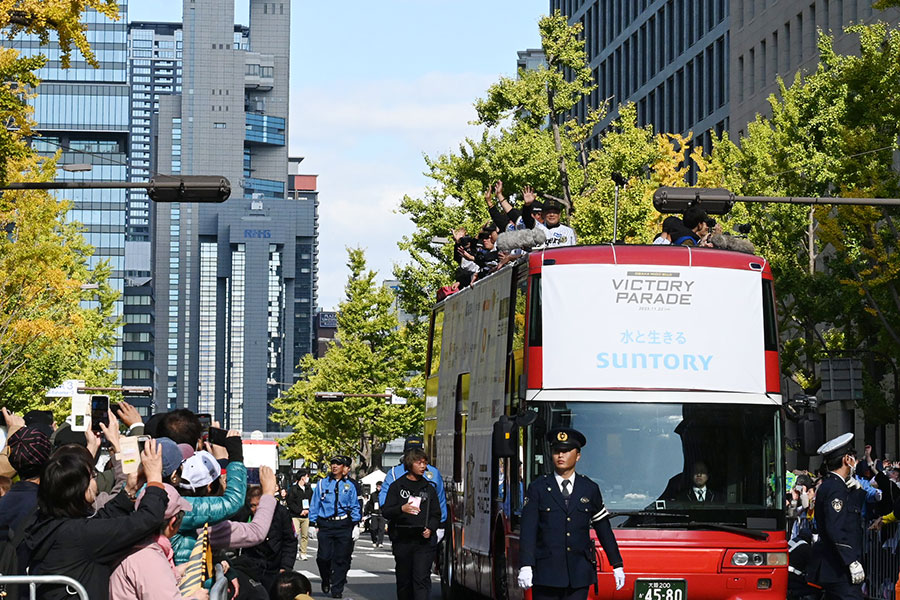 「阪神タイガースの優勝パレード2025」の様子(11月22日 Lmaga.jp撮影)