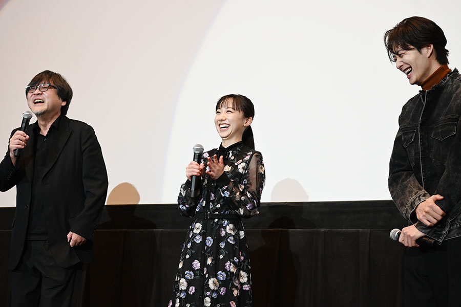 無理矢理関西弁で挨拶した細田守監督に爆笑する芦田愛菜、岡田将生(11月16日・大阪市内)