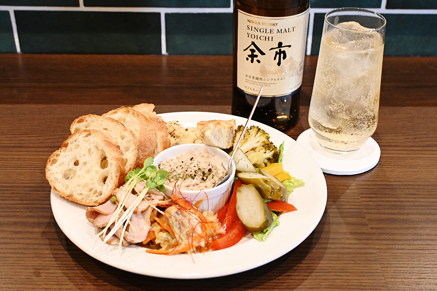 生後30〜90日に赤ワインを飲ませて育てる脂の甘みがおいしいワインポークを堪能できる「ワイン、ときどき豚」の前菜盛り合わせ(2人前2000円)