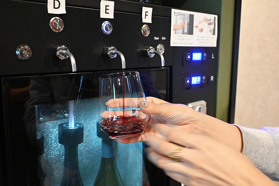 「ワイン、ときどき豚」にはワインサーバーの設置があり、常時約6種のワインがスタンバイ。1杯40ml(600)でいろいろ試せる