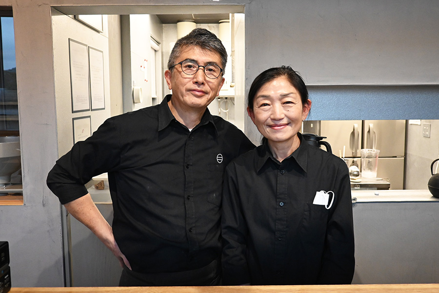 左から、「naritaya」の成田和仁さん、真奈美さん