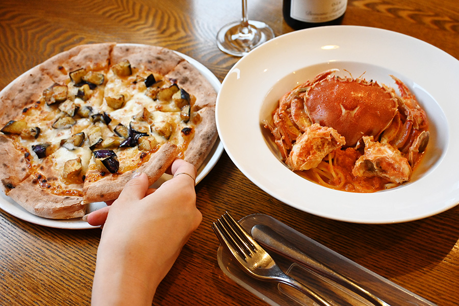 左から、「ジジヤババヤ」のジャポネーゼ(1540円)、ヘラガニのトマトクリームパスタ(1680円)