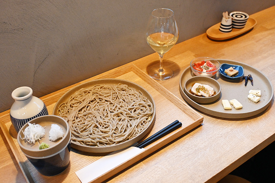 左から、「naritaya」のせいろ(950円)、蕎麦前プレート(土・日・祝限定の予約制1人前1100円)、ワイン(グラス1000円〜)