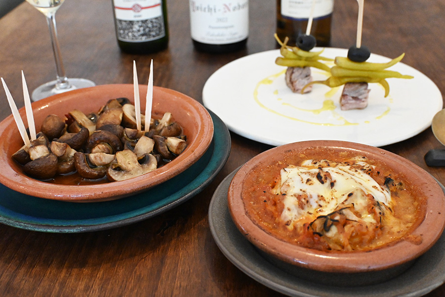 「Niquis Miquis」で食べられる料理。左から時計回りに、十勝産マッシュルームのアヒージョ(1500円)、〜〜〜〜(0000円)、厚岸産カキのグラタン(1700円)など
