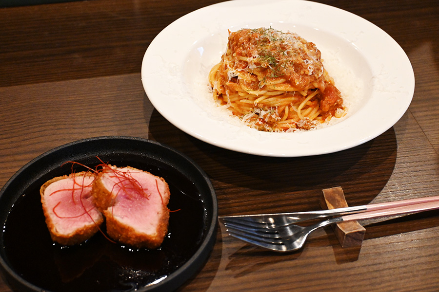 左から、「ワイン、ときどき豚」の希少部位 豚ヒレのカツレツ〜特製赤ワインソース〜(1600円)、ワインポークのボロネーゼパスタ(1400円)