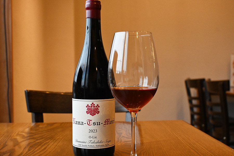 「ジジヤババヤ」ではドメーヌ・タカヒコのワインも飲める(写真はグラス1500円)