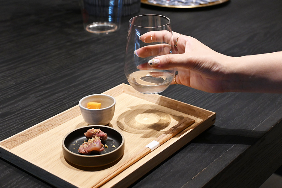 「Yoichi LOOP STYLE」で楽しめる「本日のペアリング 白ワイン×おつまみ」(1000円〜)