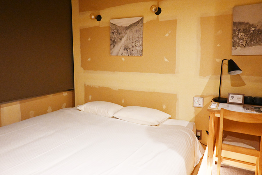 「Yoichi LOOP」の客室。コンパクトダブル(素泊まり1人5500円〜)