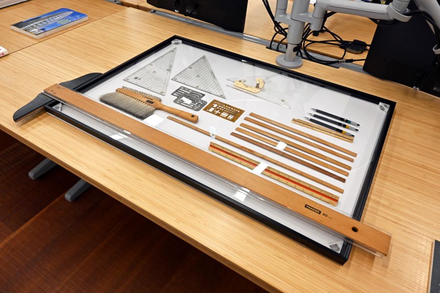 手書きで図面をひいていたころの道具。多喜さんの私物だそう