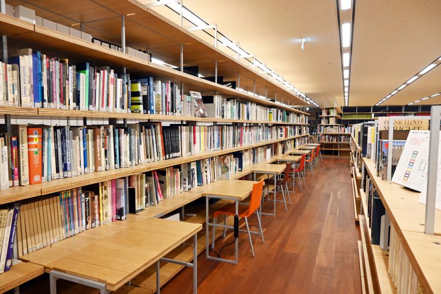 建築関連書籍が3万3千冊ならぶ図書館のような場所も仕事スペース