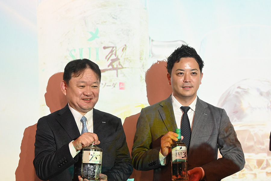 左から「未来の関西ジンカクテル」に携わる「サントリー」の藤島弘平さん、宮崎雄也さん