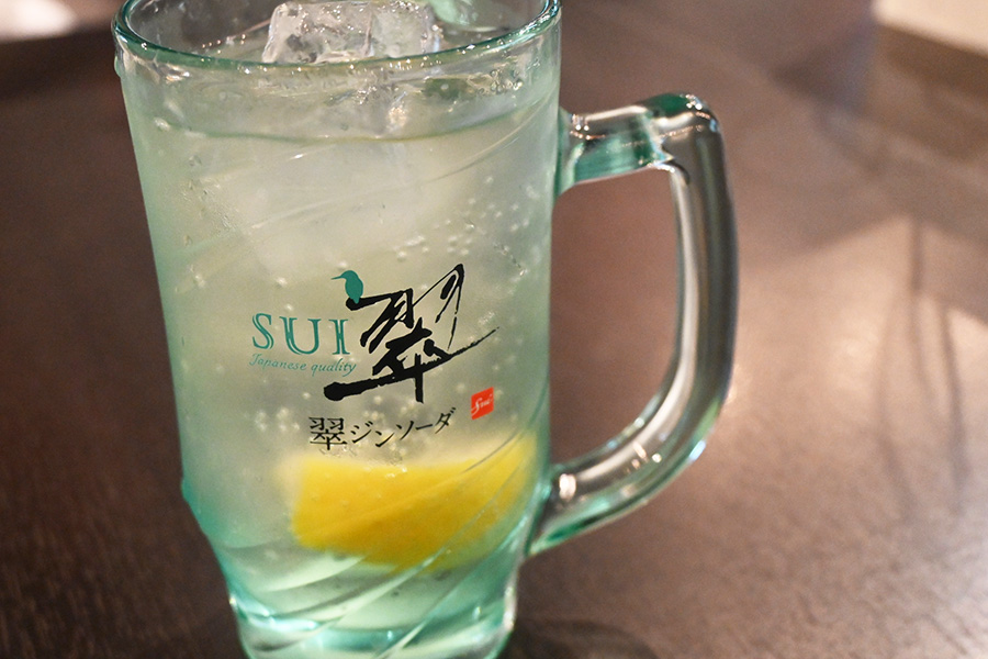 「翠ビーム」は「翠」×「ジムビーム」を組み合わせて作る(推定価格600円〜、店舗により異なる)