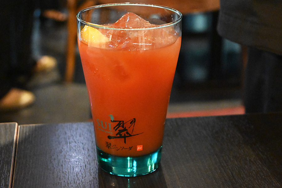 ウスターソースやトマトジュースを合わせた「赤翠(あかすい)〜やっぱ赤い翠やねん〜」(推定価格600円〜、店舗により異なる)