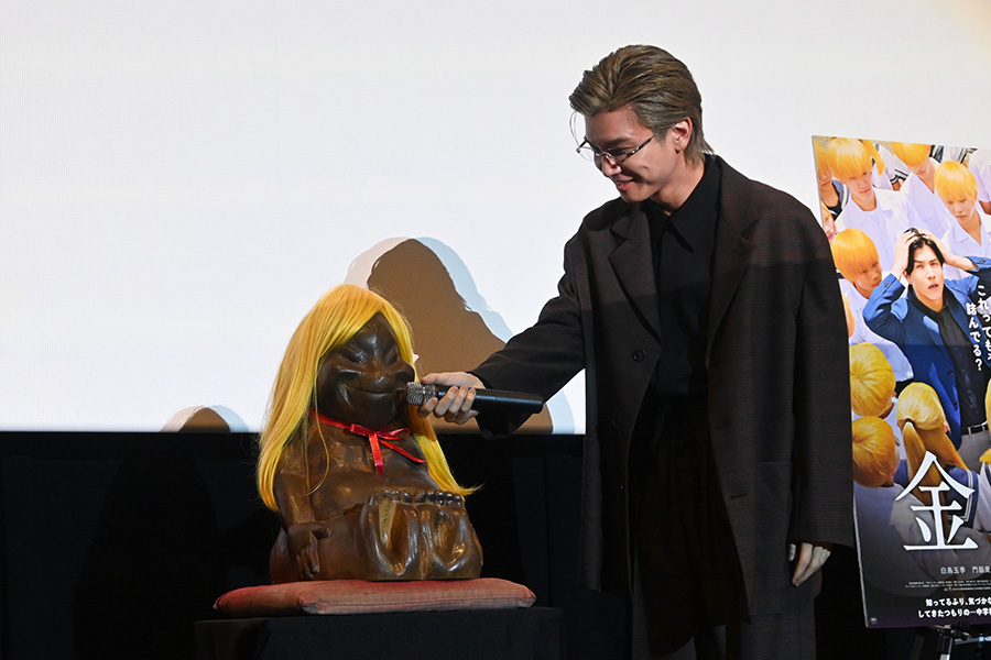 映画『金髪』の舞台挨拶に登壇した岩田剛典。ビリケンさんに「はじめまして」と、マイクを向ける場面も(11月5日・大阪市内)