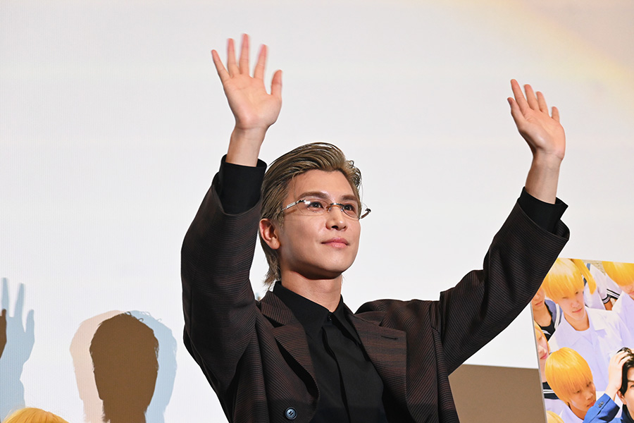 映画『金髪』の舞台挨拶に登壇した岩田剛典が観客に手を振る場面も(11月5日・大阪市内)