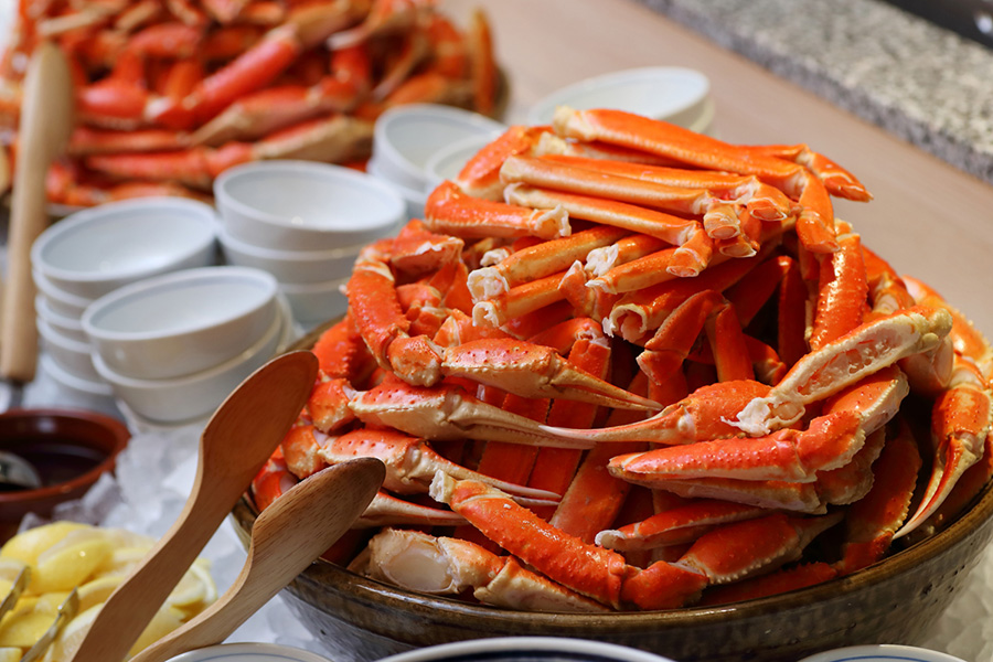 「神戸みなと温泉 蓮」(神戸市中央区)で開催する『本ズワイ蟹の食べ放題フェア』(1万5000円〜)