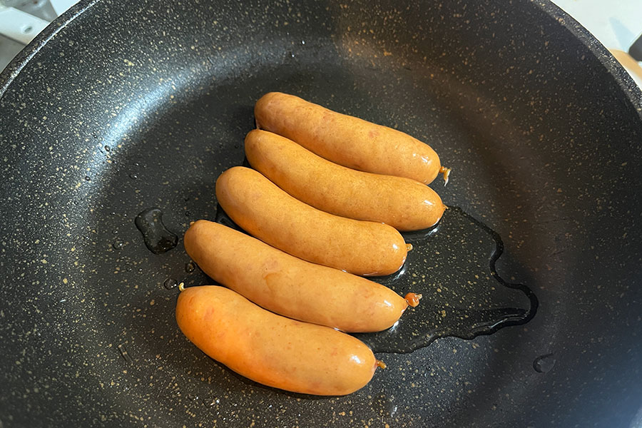 フライパンにウインナーと大さじ1杯の水を入れる