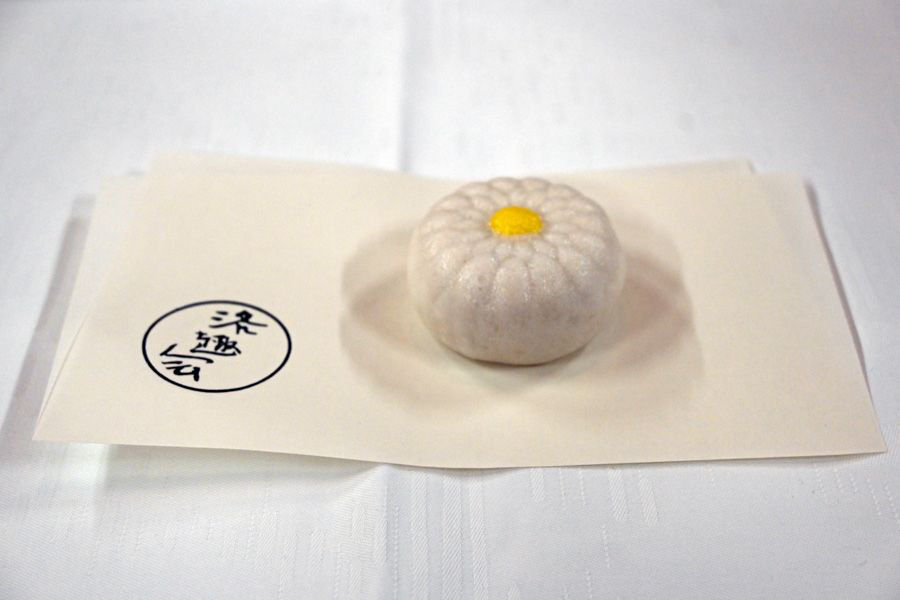 お茶席のお菓子「山路の菊」(2025年11月3日撮影)