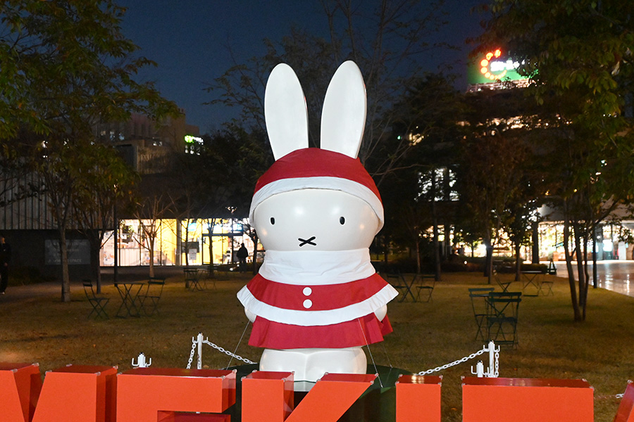 万博のオランダパビリオンにいたミッフィー像「グラングリーン大阪 うめきた公園ノースパーク」に〜12月25日まで設置。クリスマスの特別な装いに