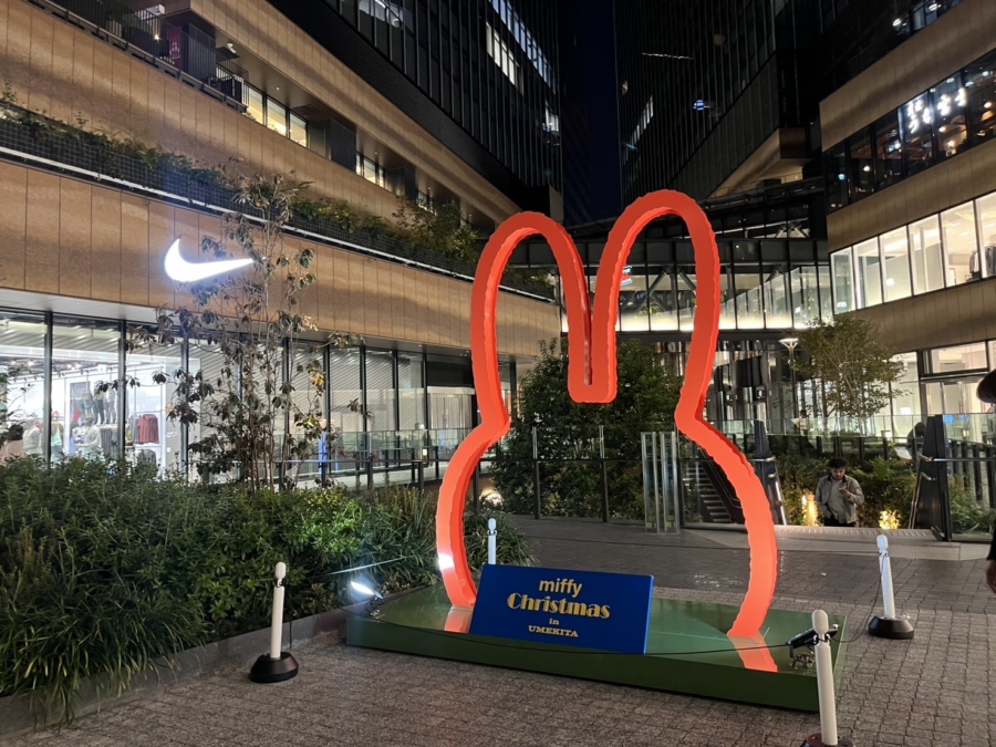 ミッフィーのシルエットをかたどった巨大フォトスポットは「グラングリーン大阪」南館階 ZARA前にて〜12月25日まで