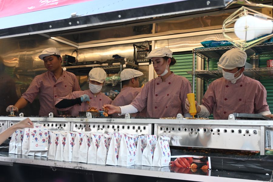 ミャクミャク焼きのプロが再び集結(11月15日/みなみフェス Lmaga.jp編集部撮影)