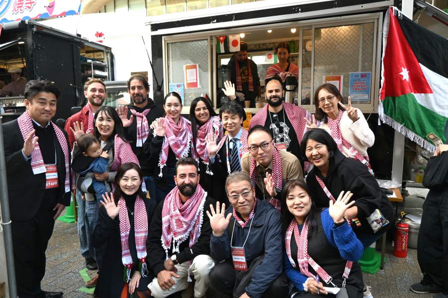 ヨルダンパビリオンのフードトラックも登場(11月15日/みなみフェス Lmaga.jp編集部撮影)