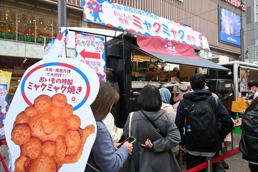 「ミャクミャク焼き」に並ぶ人たち(11月15日/みなみフェス Lmaga.jp編集部撮影)