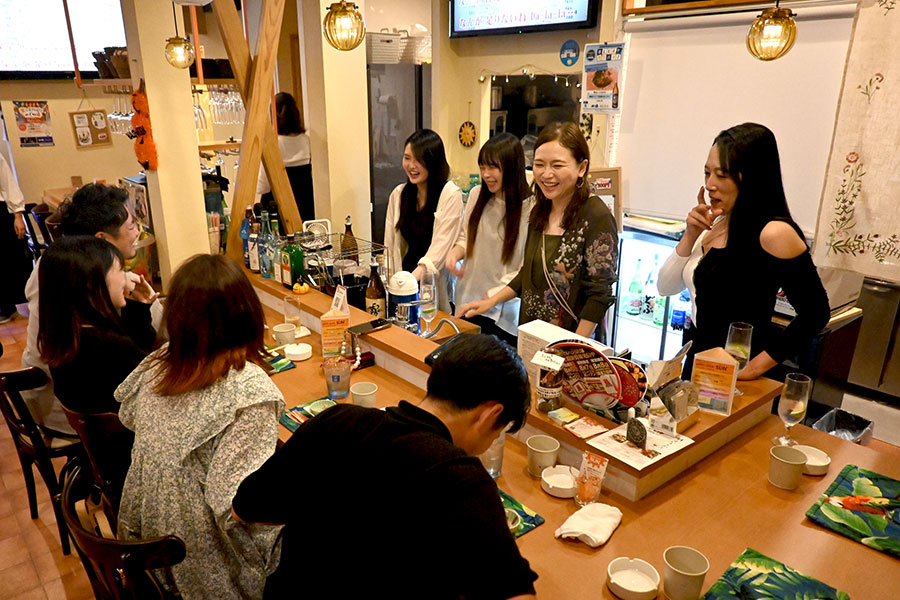 実は「はじめまして」だという男女グループ。見知らぬ人と意気投合できるのも、スナックの魅力