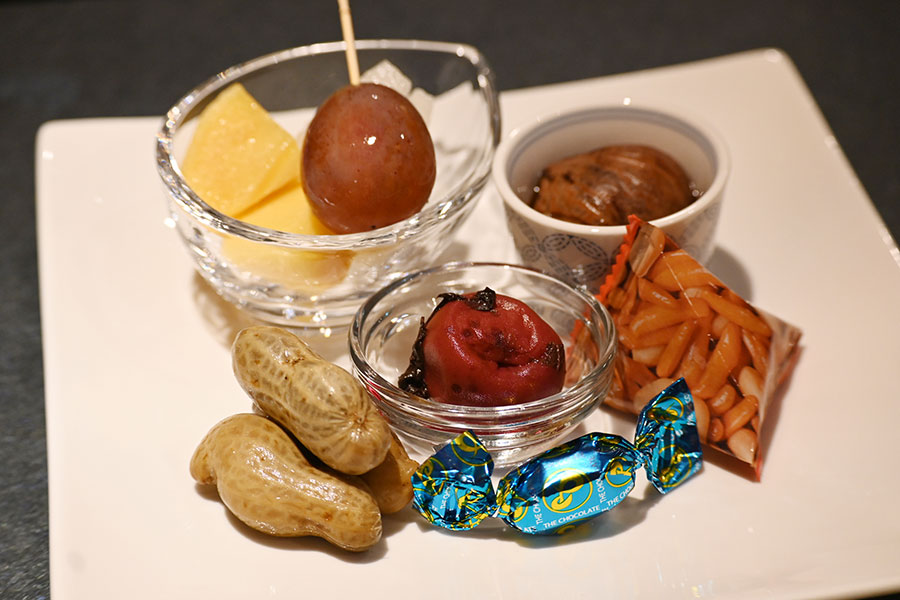 おつまみの盛り合わせ。甘い・すっぱい・しょっぱいが揃ったバランス最高な組み合わせだ