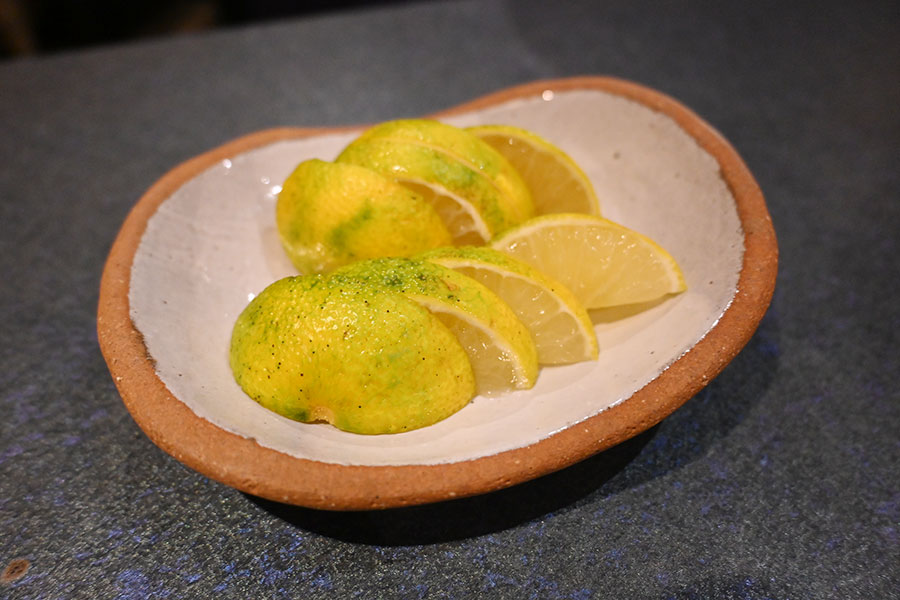 焼酎に宮崎名物の柑橘類「へべす」を添えてもらえるのもうれしかった