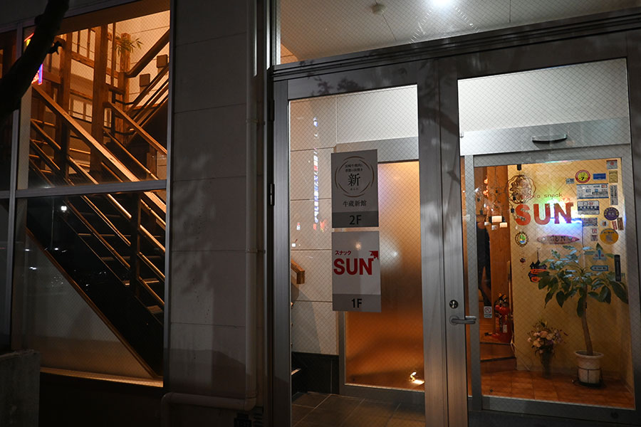 筆者が中の様子をうかがっていると、こちらの存在に気付いたスタッフのお姉さんが「おいで!」とでも言うかのように手を振ってくれた。これはうれしい…!