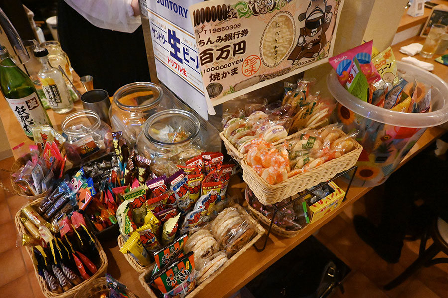 スナックで出されるおつまみはお店それぞれ。「SUN」はおつまみに加えて、駄菓子も取り放題