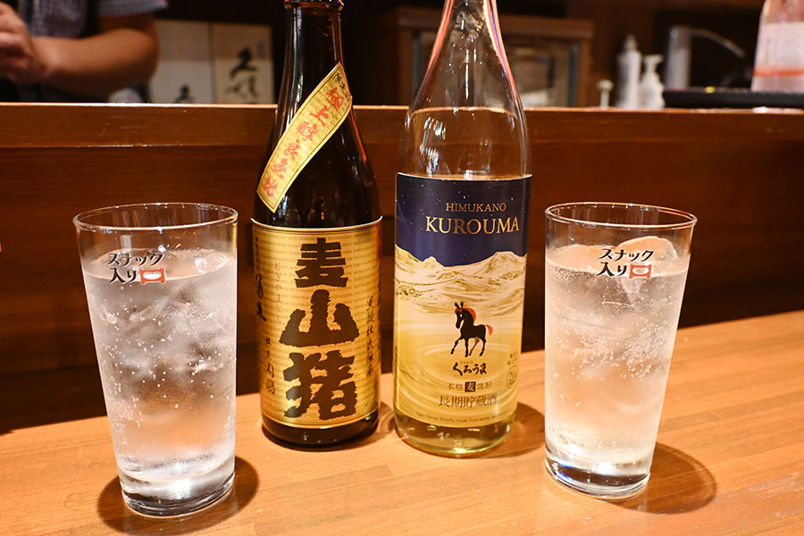 「入り口」では焼酎もずらり。スナックや観光の案内だけでなく、お酒やおしゃべりももちろん楽しめる