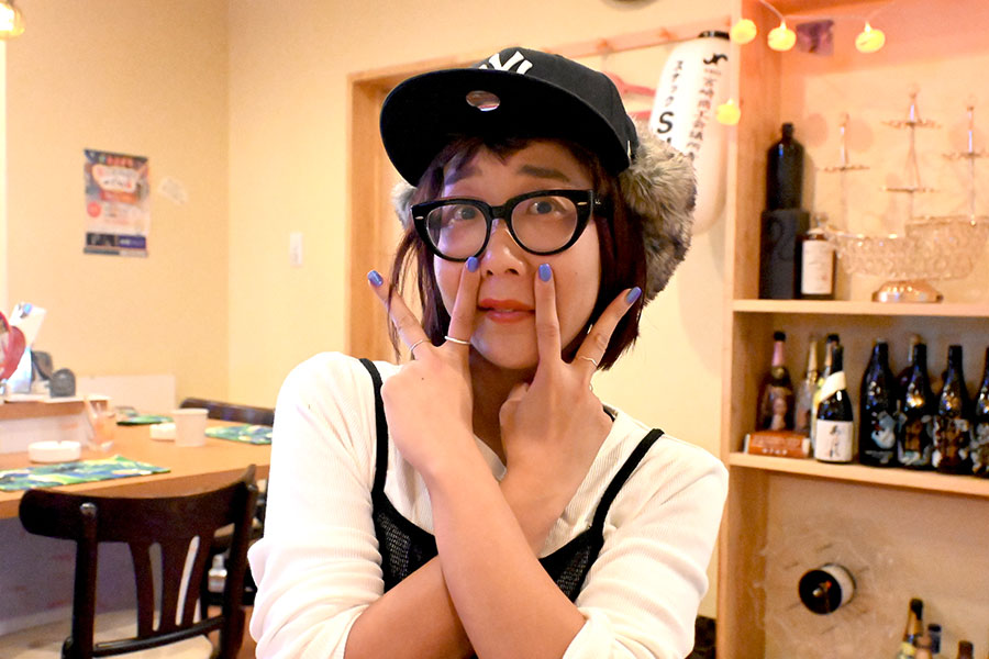 ノリ良く取材や写真撮影に応じてくれた小野さん。現役パーソナリティなだけあり、トークも抜群