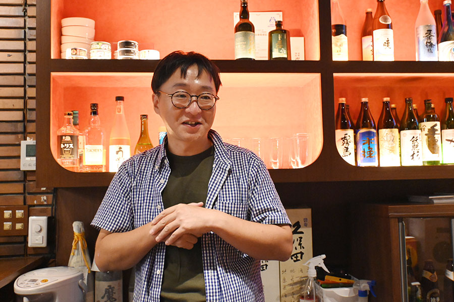 「入り口」のマスターをつとめる恒吉さん。男性が店主というのも、スナック初心者からすると意外だった