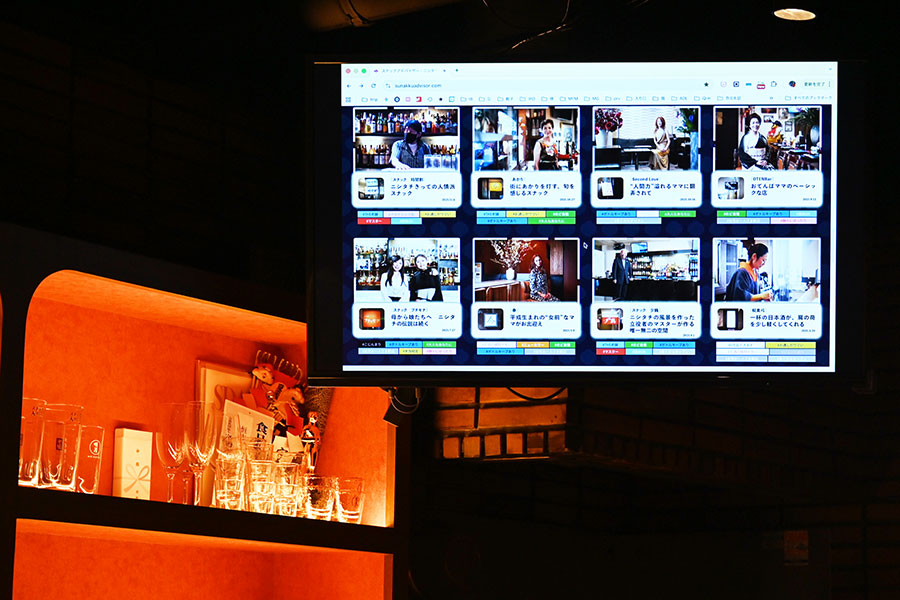 「スナック入り口」ではモニターを見ながら、その人に合ったスナックを紹介してくれる