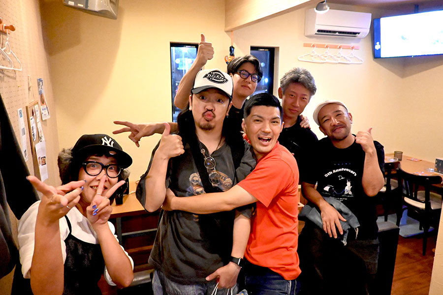 ノリ良く取材や写真撮影に応じてくれた小野さん。現役パーソナリティなだけあり、トークも抜群