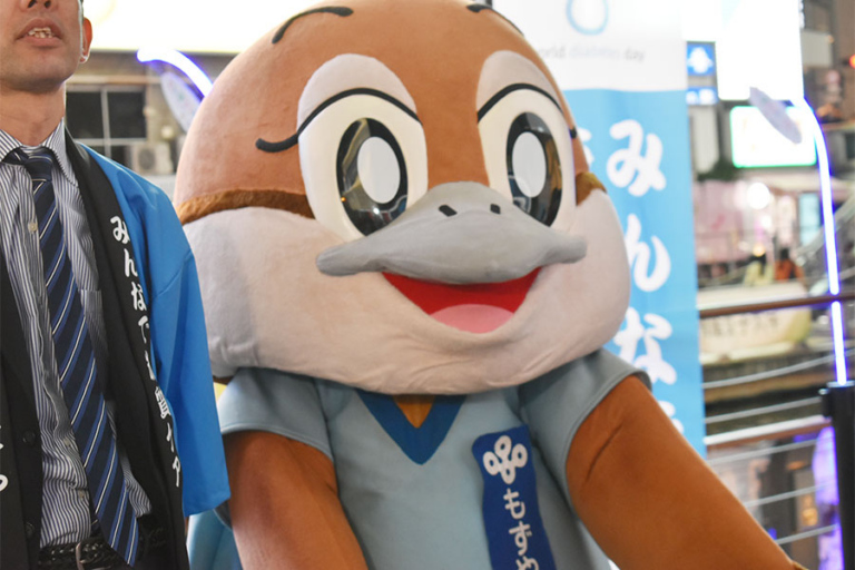 もずやん、ミャクミャクに負けじと奮闘中！道頓堀をジャックも謙虚にアピール | Lmaga.jp