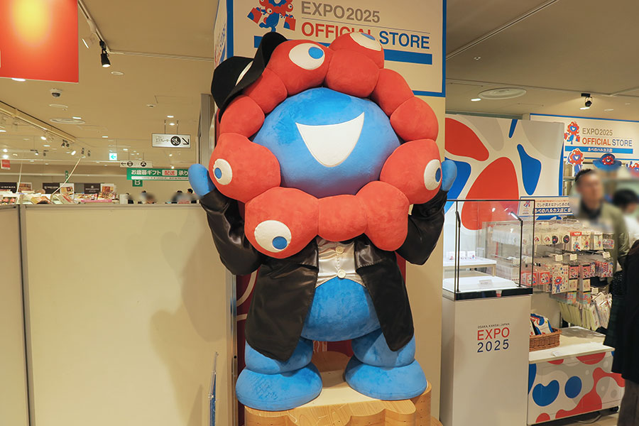 「2025大阪・関西万博オフィシャルストアあべのハルカス店」に引っ越したタキシード姿のミャクミャク(11月14日・Lmaga.jp撮影)
