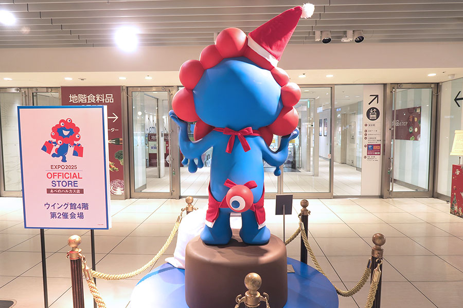 「あべのハルカス近鉄本店」の「ミャクミャクサンタ」。尻尾が見える後ろ姿も愛らしい(11月14日・Lmaga.jp撮影)