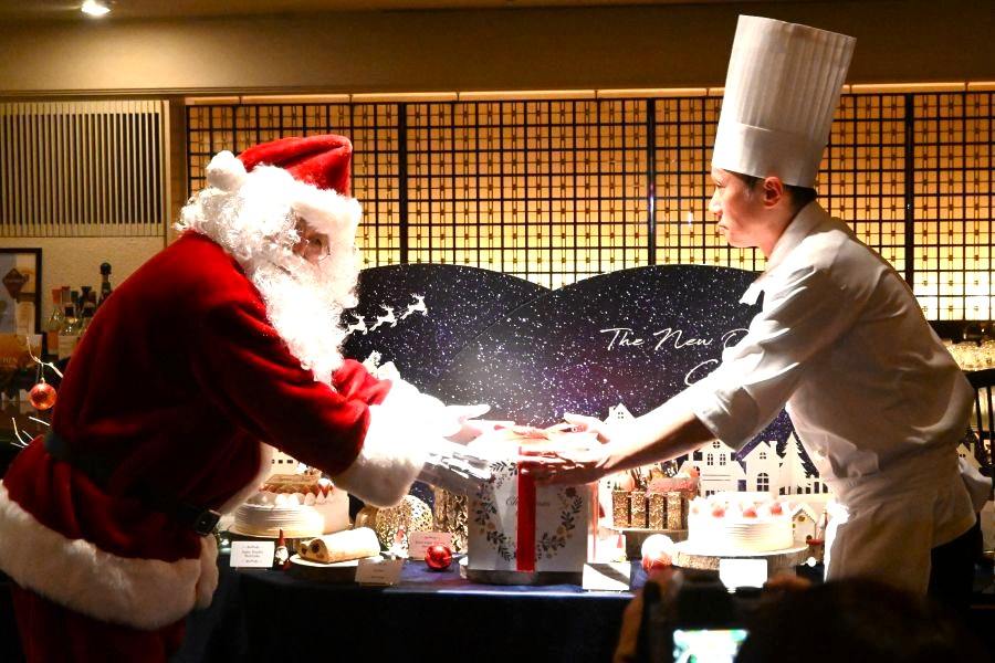 サンタクロースとシェフがともに新作ケーキのお披露目を演出(10月29日/ホテルニューオータニ大阪 Lmaga.jp撮影)