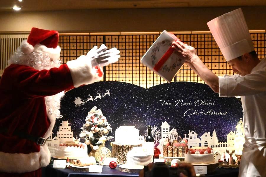 サンタクロースとシェフがともに新作ケーキのお披露目を演出(10月29日/ホテルニューオータニ大阪 Lmaga.jp撮影)