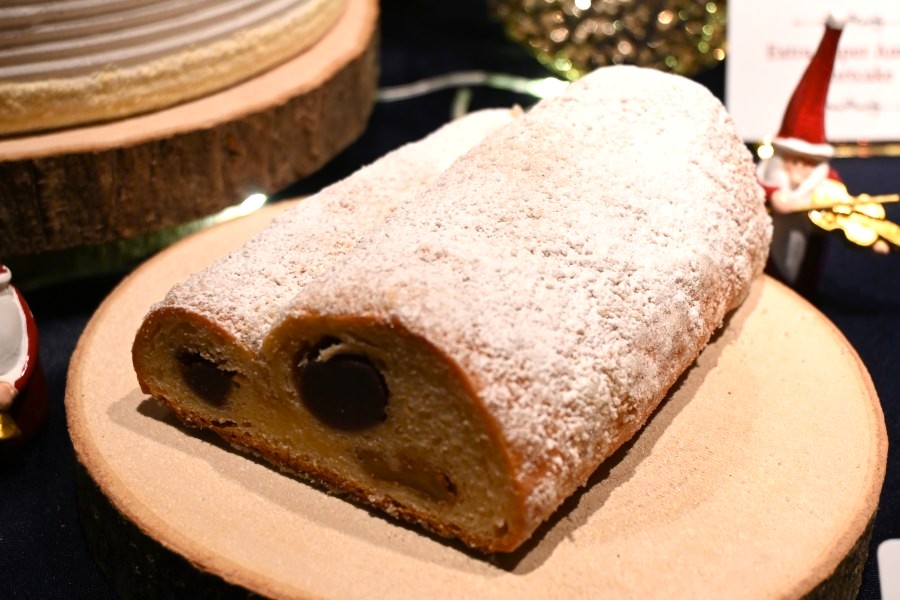 「新江戸シュトーレン」(2700円)こしあんやくるみを包み、黒蜜を染みこませた和菓子風テイスト
