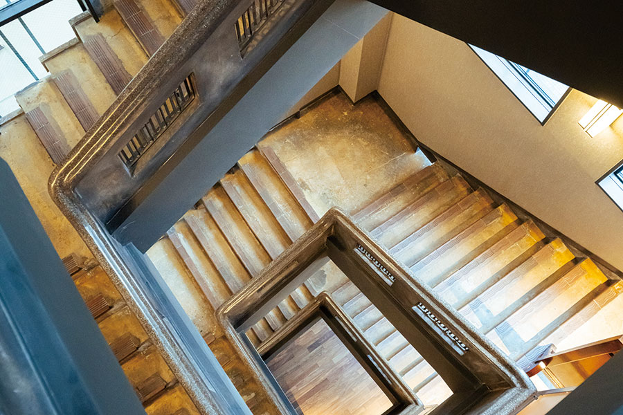 石造りの階段を筆頭に、館内はどの角度から眺めても絵になるスポットばかり。